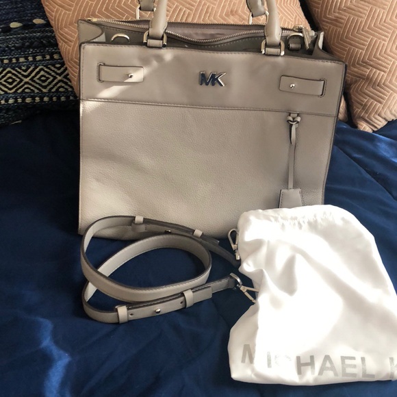 ❗️PRICE DROP❗️Michael Kors grey crossbody - Picture 1 of 4